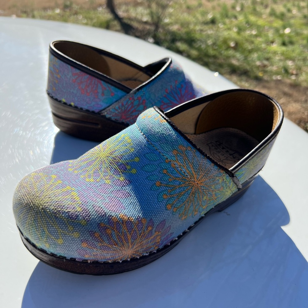 Dansko Woman Vegan Clogs  Blue Floral Fabric Size 38 Size 7.5 8